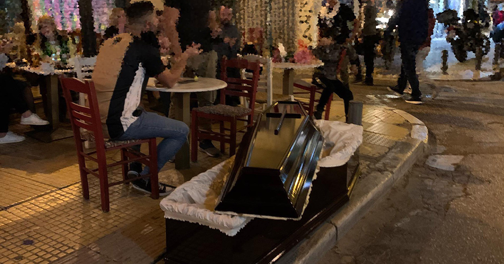 Έβγαλαν φέρετρο σε μεζεδοπωλείο στου Ψυρρή – «Πόσο να αντέξουμε;» δηλώνει ο υπεύθυνος του μαγαζιού