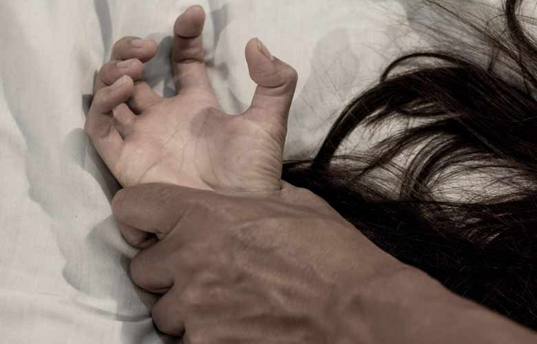 Πακιστανός βιαστής επιτέθηκε με αλυσίδα σε γυναίκα μέσα σε καφέ