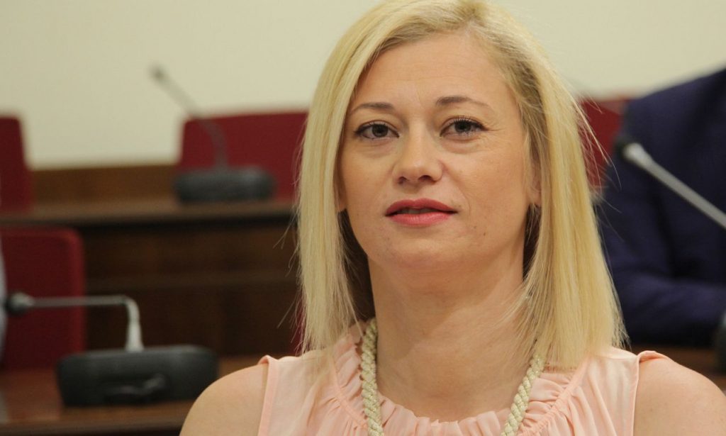 Ραχήλ Μακρή κατά Μόσιαλου: «Ο άνθρωπος του Μητσοτάκη σχεδιάζει να μας εμβολιάσει με το εμβόλιο του Γκέιτς»