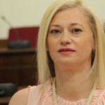 Ραχήλ Μακρή κατά Μόσιαλου: «Ο άνθρωπος του Μητσοτάκη σχεδιάζει να μας εμβολιάσει με το εμβόλιο του Γκέιτς»