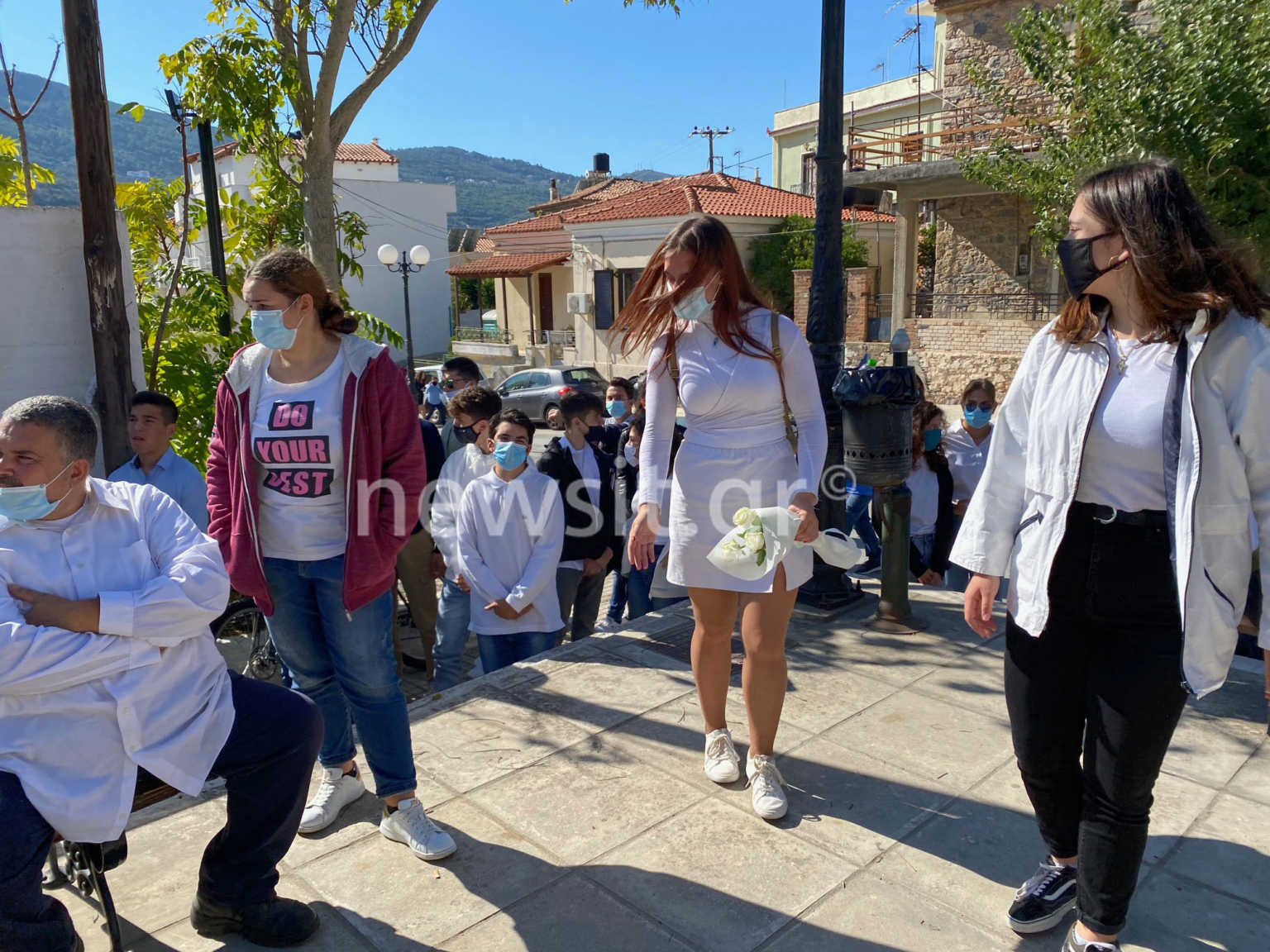 Σπαραγμός στο τελευταίο αντίο της 15χρονης Κλαίρης – Στα λευκά οι συμμαθητές της