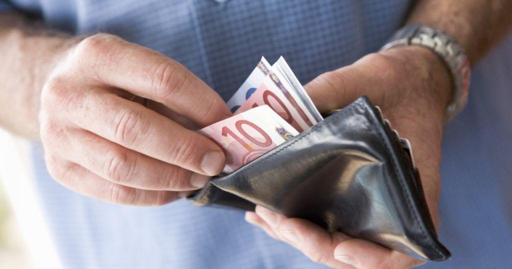 Στα κάγκελα oι φορολoγoύμενoι - Θα βρέξει φόρους 5 δισ. ευρώ σε διάστημα 40 ημερών