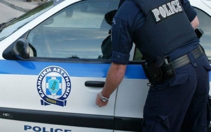 Γυναίκα πήγε στην αστυνομία γιατί την απειλούσε η γειτόνισσα και πήρε πρόστιμο επειδή δεν είχε στείλει sms