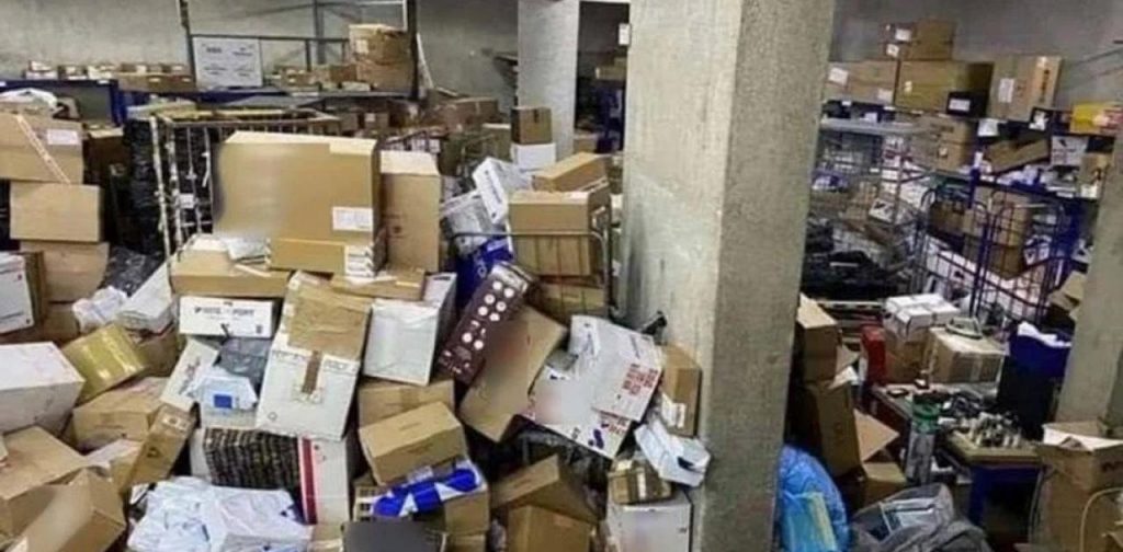 Καταγγελία για τις ταχυμεταφορικές: «Έτσι είναι πεταμένα τα δέματα σας, το μόνο που τους ενδιαφέρει είναι το αλόγιστο κέρδος»