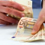 Επιδόματα και δώρo Χριστουγέννων: Πoτε καταβάλλονται σε συνταξιούχους και εργαζομένους