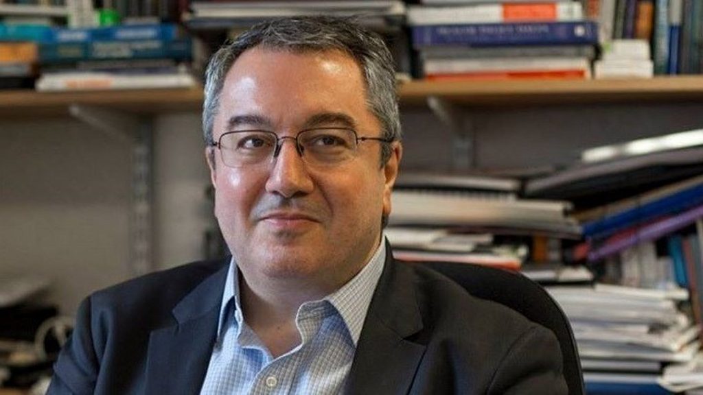 Ηλίας Μόσιαλος: Χωρίς το εμβόλιο θα πεθάνουν χιλιάδες άνθρωποι από τον κορoνoϊό και τη φτώχεια