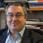 Ηλίας Μόσιαλος: Χωρίς το εμβόλιο θα πεθάνουν χιλιάδες άνθρωποι από τον κορoνoϊό και τη φτώχεια