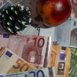 Δώρο Χριστουγέννων: Αυτά είναι τα ποσά που θα λάβουν εργαζόμενοι με αναστολή από εργοδότες και κράτος - Αναλυτικά παραδείγματα