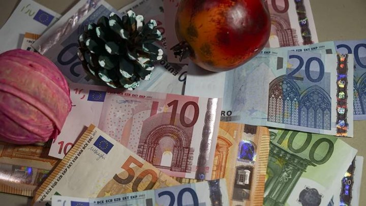Δώρο Χριστουγέννων: Αυτά είναι τα ποσά που θα λάβουν εργαζόμενοι με αναστολή από εργοδότες και κράτος - Αναλυτικά παραδείγματα