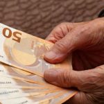 Νωρίτερα οι συντάξεις Δημοσίου - Όλες οι ημερομηνίες πληρωμής συντάξεων