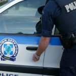 Γυναίκα πήγε στην αστυνομία γιατί την απειλούσε η γειτόνισσα και πήρε πρόστιμο επειδή δεν είχε στείλει sms
