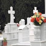 Αστυνομικοί ζητούσαν από 70χρονη έξω από νεκροταφείο να δουν το μνήμα της κόρης της για να μην της δώσουν 600 ευρώ πρόστιμο