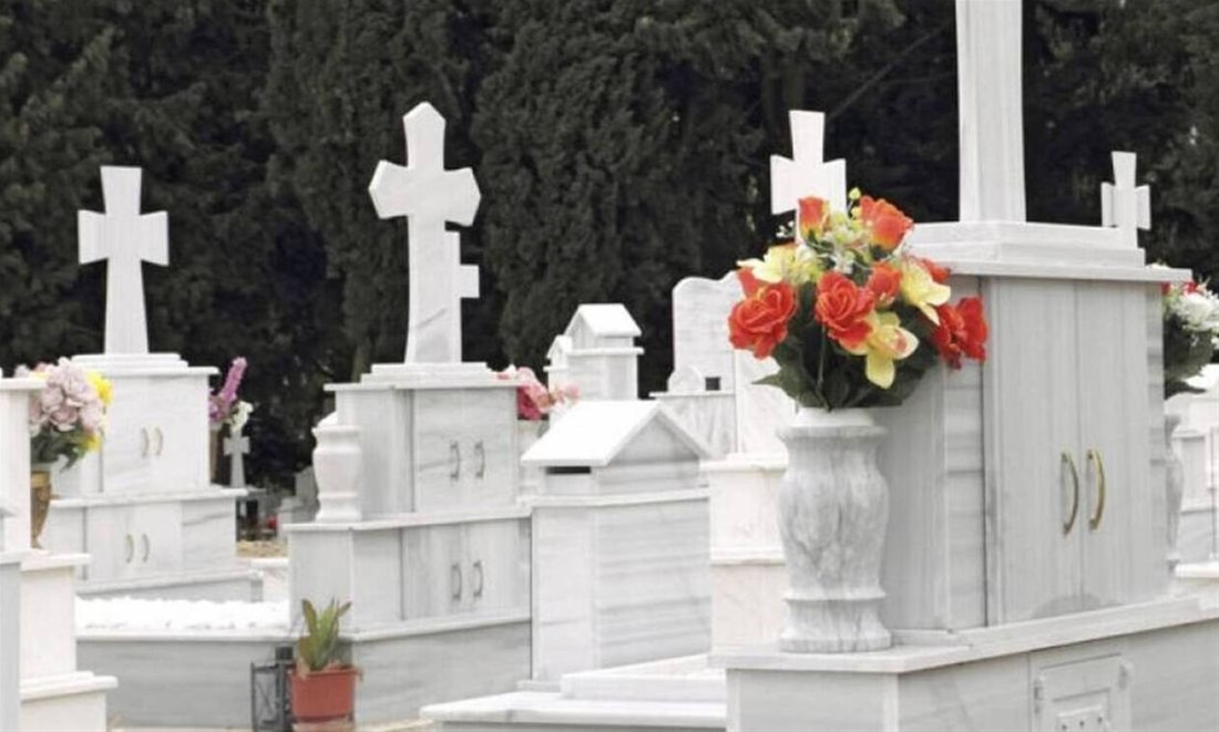 Αστυνομικοί ζητούσαν από 70χρονη έξω από νεκροταφείο να δουν το μνήμα της κόρης της για να μην της δώσουν 600 ευρώ πρόστιμο