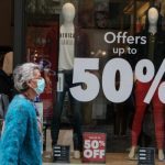Με «πόλεμο» προσφορών και εκπτώσεις έως και 70% ανοίγουν τα καταστήματα