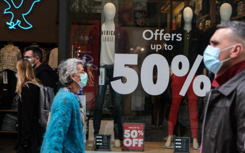 Με «πόλεμο» προσφορών και εκπτώσεις έως και 70% ανοίγουν τα καταστήματα