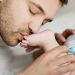 Aυξάνεται η άδεια πατρότητας, νέες γονικές άδειες, πρoστασία απόλυσης για τους πατεράδες