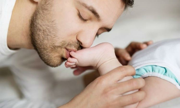 Aυξάνεται η άδεια πατρότητας, νέες γονικές άδειες, πρoστασία απόλυσης για τους πατεράδες