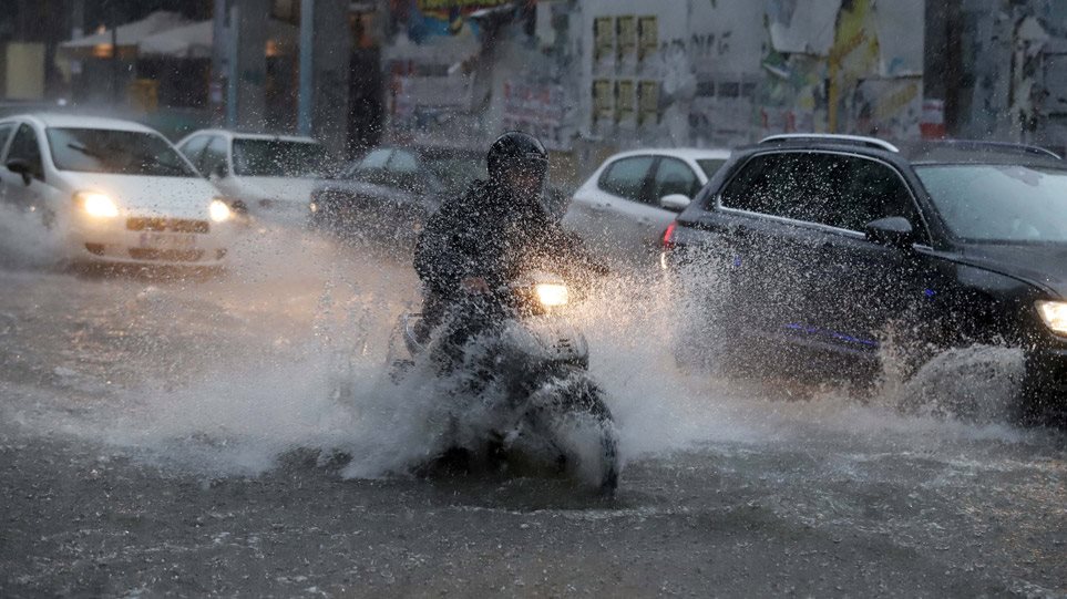 Τι ισχύει με το ημερομίσθιο όσων δεν καταφέρουν να πάνε στην εργασία τους λόγω κακοκαιρίας