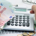 Εισφορά αλληλεγγύης: Παραμένει στον «πάγο» και για δημόσιους υπαλλήλους και συνταξιούχους