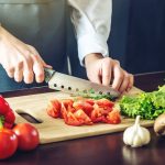 Ζητείται Βοηθός κουζίνας για σαλάτες και ορεκτικά για σεζόν (Μισθός 1.500€ + διατροφή, διαμονή)