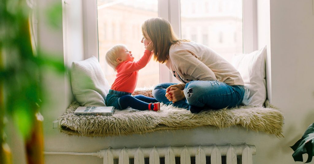 Ζητείται Baby sitter (Μισθός 1.000€)