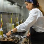 Ζητείται Γυναίκα για ζεστή και κρύα κουζίνα στην Ολλανδία (Μισθός 1.100€)