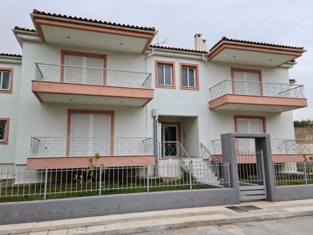 Παραδόθηκαν οι πρώτες 40 εργατικές κατοικίες του ΟΑΕΔ