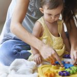 Ζητείται Εσωτερική γυναίκα για φύλαξη παιδιού (Μισθός 1.000€)