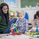 Ζητείται Babysitter για δίδυμα (Μισθός 1.300€)