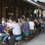 Καφέ – ποτό, φαγητό σε τραπεζάκια έξω: Οι πέντε ημερομηνίες για το τέλος του lockdown