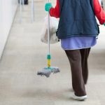 Ζητείται καθαρίστρια σε γυράδικο