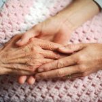 Ζητείται Γηροκόμος για φροντίδα υγιούς ηλικιωμένης (Μισθός 1.000€)