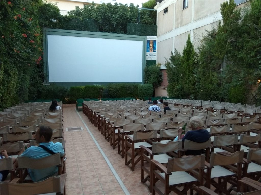 Ζητείται Υπάλληλος θερινού κινηματογράφου