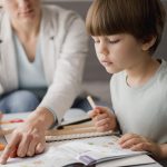 Ζητείται Baby Sitter εσωτερική (Μισθός 1.000 ευρώ)