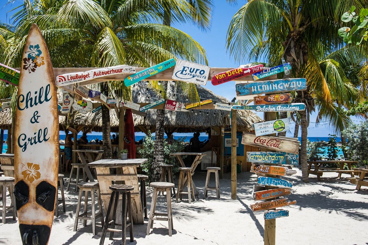 Ζητούνται Σερβιτόροι/ Υποδοχή για beach bar (Μισθός 1.500€)