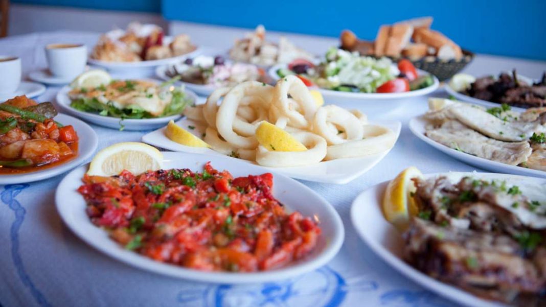 Ζητείται Νεαρός από καφέ μεζεδοπωλείο (Μισθός 800€)