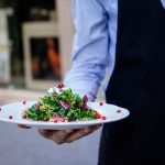 Ζητείται Βοηθοός Σερβιτόρου σε εστιατόριο (Μισθός 900€)