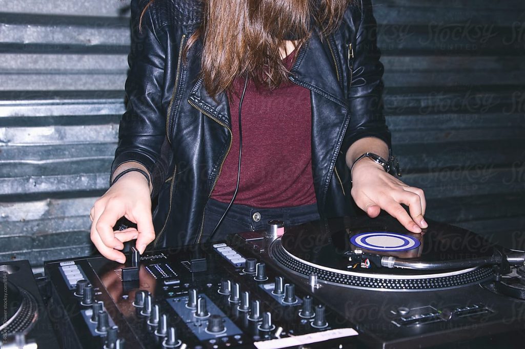 Ζητείται Κοπέλα DJ για καφετέρια