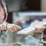 Ζητείται Υπάλληλος σε κοσμηματοπωλείο (Μισθός 1.000€)