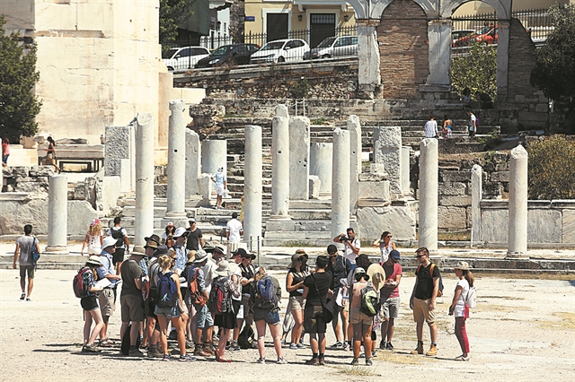 Ζητούνται Ξενόγλωσσοι Τουριστικοί Συνοδοί στη Σαντορίνη - παρέχεται εκπαίδευση (Μισθός 1.500€ + διαμονή)