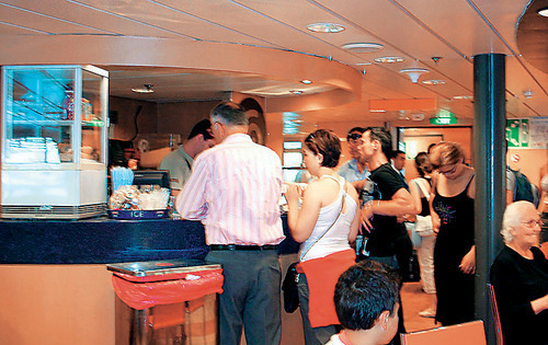 Ζητούνται άτομα για εργασία σε bar πλοίου (Μισθός 2.300€)