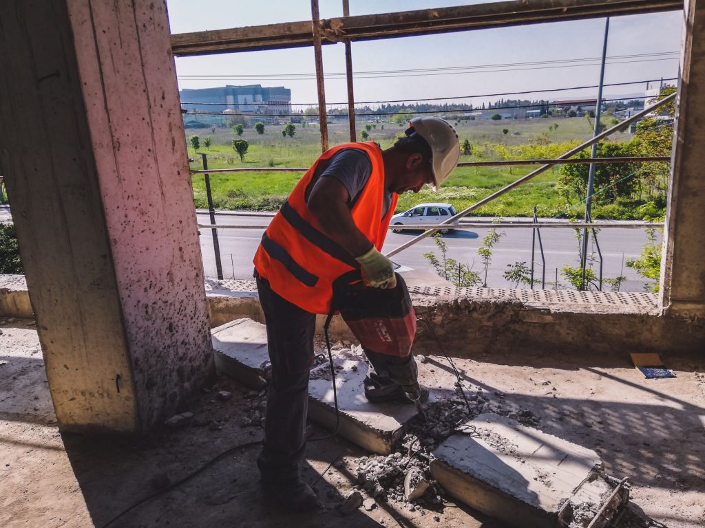 Ζητούνται Βοηθοί από εργολάβο για στελέχωση συνεργείων (Μισθός 1.100€)