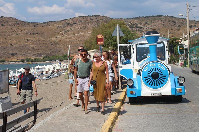 Ζητείται Συνοδός/Ξεναγός τουριστικού τρένου για σεζόν (Μισθός 900€ + διαμονή)