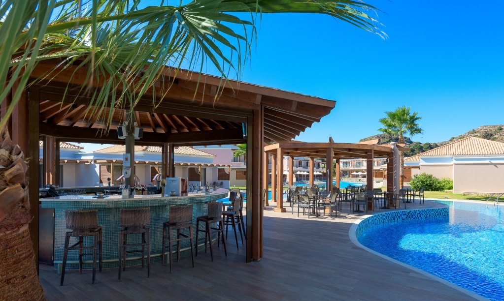 Ζητείται Κοπέλα για pool bar (Μισθός 1.000€ + διαμονή, φαγητό)