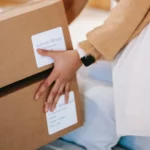 Ζητείται Υπάλληλος από e-shop γυναικείων υποδημάτων (Μισθός 750€)