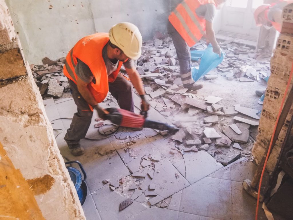 Ζητούνται άτομα για γκρεμίσματα τοίχων, αποξηλώσεις δαπέδων