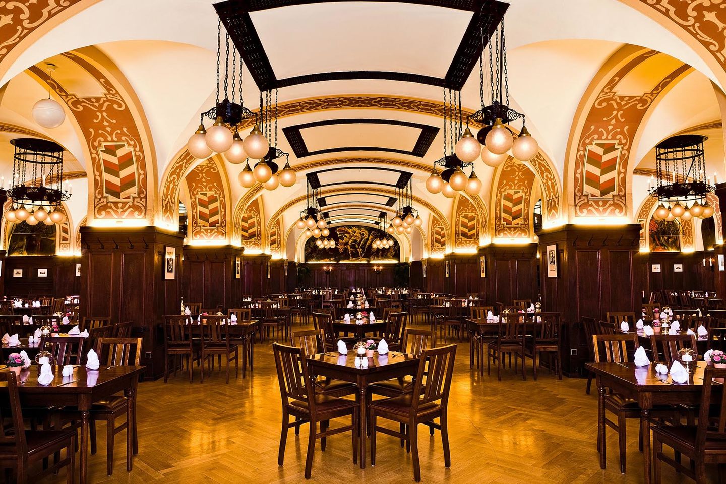 Zητείται Ζευγάρι για παγωτά & γλυκά σε Cafe στη Λειψία (Μισθός 2.600€ καθαρά)