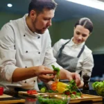Ζητείται προσωπικό για κρύα κουζίνα & μπουφέ από μεζεδοπωλείο για σταθερή εργασία