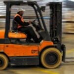 Χειριστής ανυψωτικών ηλεκτρικών Κλαρκ ζητείται από μεγάλο ηλεκτρονικό κατάστημα