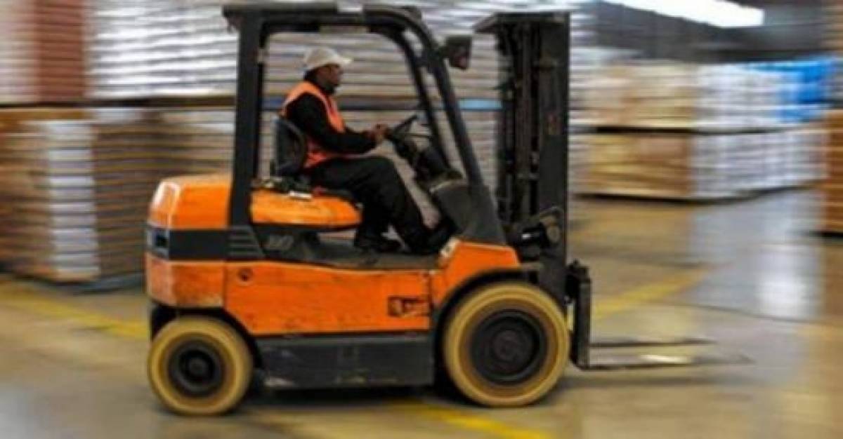 Χειριστής ανυψωτικών ηλεκτρικών Κλαρκ ζητείται από μεγάλο ηλεκτρονικό κατάστημα
